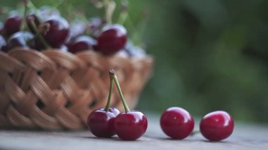 Kirazlar dışarıda bir sepette duruyor.