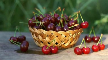 Kirazlar dışarıda bir sepette duruyor.