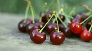 Kirazlar dışarıda bir sepette duruyor.