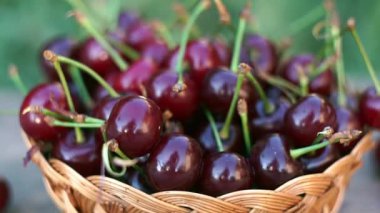 Kirazlar dışarıda bir sepette duruyor.