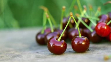 Kirazlar dışarıda bir sepette duruyor.