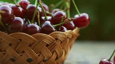 Kirazlar dışarıda bir sepette duruyor.