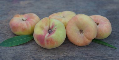                                    Tahtaya bir sürü şeftali serpilmiş..     