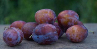                                Olgun büyük erikler masaya saçılmış..