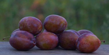                             Olgun büyük erikler masaya saçılmış..   