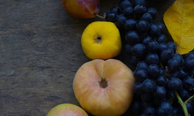                          Tahtada siyah üzüm, sarı yapraklar ve çeşitli meyveler vardır.      