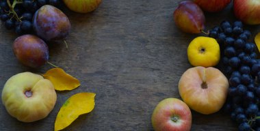                                Tahtada siyah üzüm, sarı yapraklar ve çeşitli meyveler vardır..