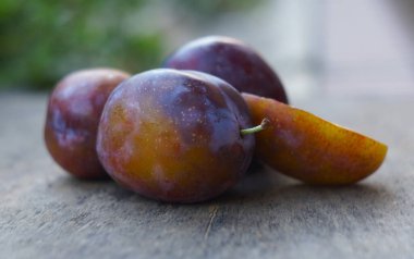                                Doğada, bir kesik ve bütün erik bir tahtanın üzerinde durur.