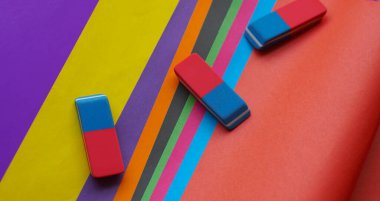                                 Renkli defter, renkli kalemler ve diğer öğrenme araçları bir yerde