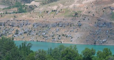                                               Dağlar nehrin kıyılarından görülebilir..                
