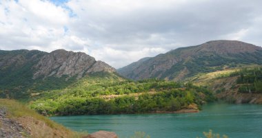                                Yazın, gün ışığı nehrin yanındaki yeşil dağa düşer..