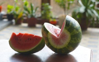                                Masada dilimlenmiş büyük bir karpuz var..