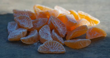               Kurumuş mandalina çekirdekleri tahtadaki bir topta duruyor.   