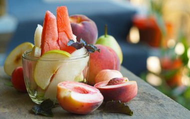                                   Çeşitli sonbahar meyveleri pencere pervazının altındaki masaya konur.. 