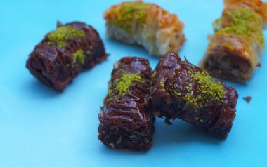                                Mavi arkaplanda renkli baklava