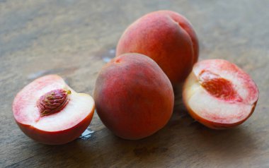                                Masaya dağılmış büyük kırmızı bir şeftali var..