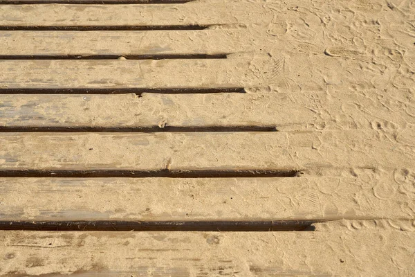 Träplankorna Den Gamla Bron Täckta Med Sand Som Bakgrund — Stockfoto
