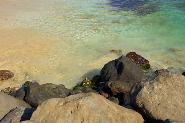 砂浜の熱帯のビーチの岩や波 — ストック写真