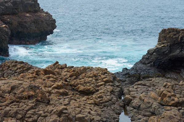 Cape Verde 'de Atlantik kıyısında dalgalar