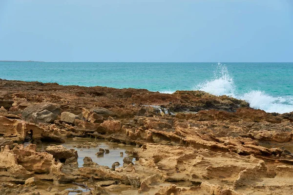 Скалы Волны Песчаном Тропическом Пляже — стоковое фото