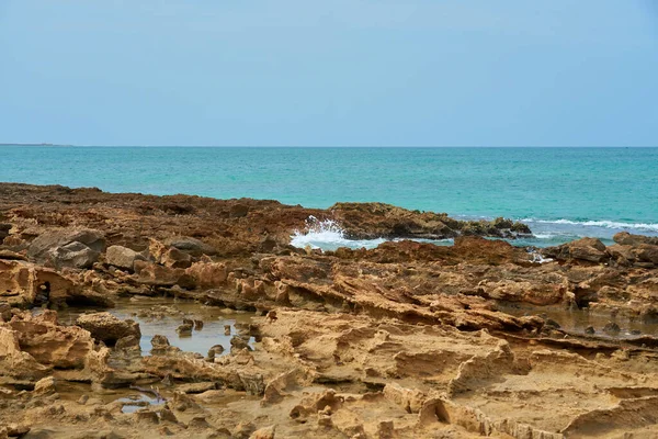 Felsen Und Wellen Einem Tropischen Sandstrand — Stockfoto