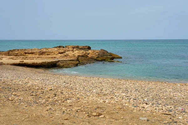 Felsen Und Wellen Einem Tropischen Sandstrand — Stockfoto