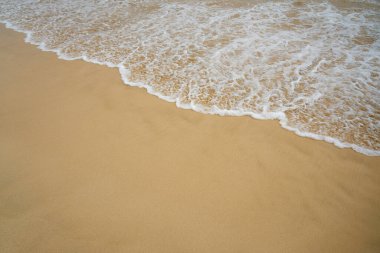 Cape Verde 'de Atlantik kıyısında köpüklü dalgalar