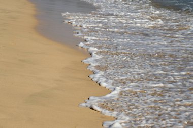 Cape Verde 'de Atlantik kıyısında köpüklü dalgalar