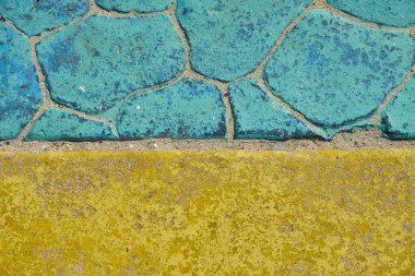 Arka plan olarak mavi ve sarı boya ile boyanmış kaldırım