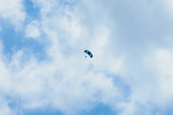Bulutların Altındaki Mavi Gökyüzünde Bir Paraşütçü — Stok fotoğraf