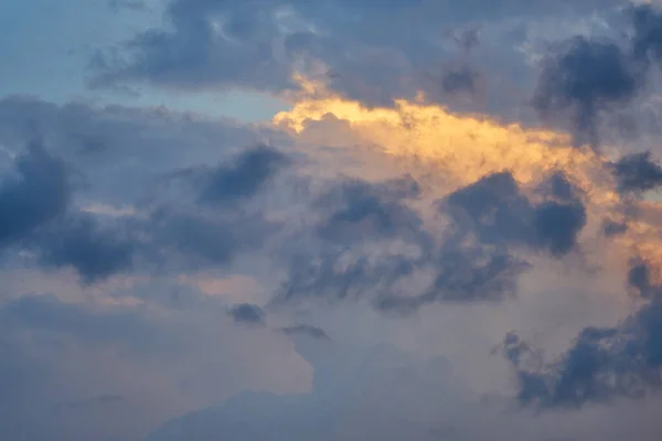 Σύννεφα Στον Ουρανό Φωτισμένα Από Τον Ήλιο Στο Ηλιοβασίλεμα — Φωτογραφία Αρχείου