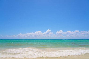 Meksika 'daki Karayip sahillerinde köpüklü dalgalar