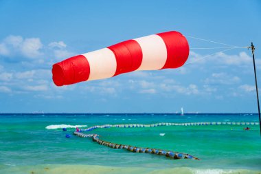 Tropikal bir plajda rüzgâr gülü