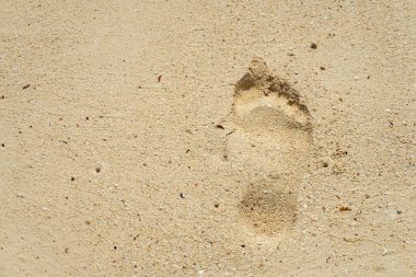 Kumsalda kumsalda ayak izleri var.
