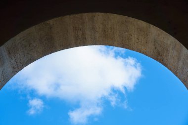 Kemerin arkasındaki mavi gökyüzünde beyaz bir bulut