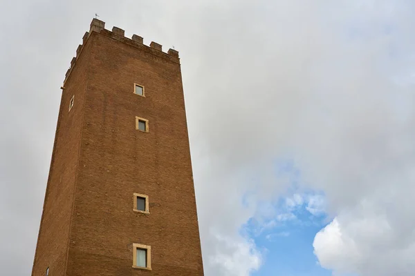 Czerwona Ceglana Wieża Tle Chmur — Zdjęcie stockowe