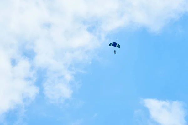 Bulutların Altındaki Mavi Gökyüzünde Bir Paraşütçü — Stok fotoğraf