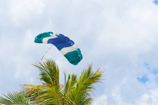 Fallschirm Gegen Den Himmel Mit Wolken Hinter Der Palme — Stockfoto