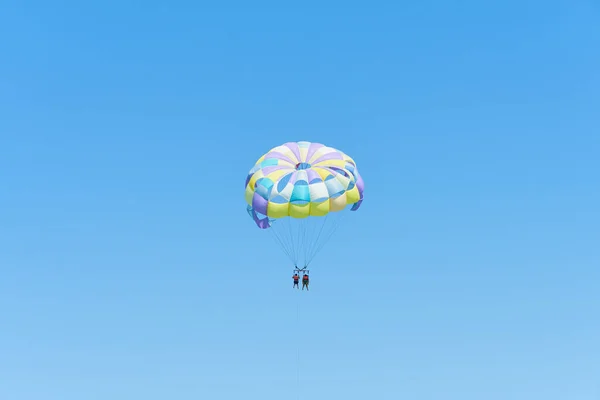 蔚蓝的天空映衬着色彩斑斓的降落伞 — 图库照片