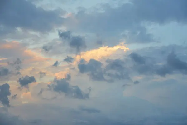 Σύννεφα Στον Ουρανό Φωτισμένα Από Τον Ήλιο Στο Ηλιοβασίλεμα — Φωτογραφία Αρχείου