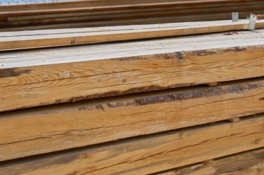 İnşaat alanındaki ahşap tahtalar arka plan olarak kullanılıyor.