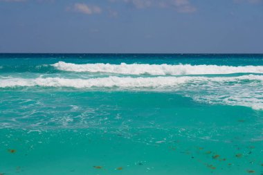 Meksika 'daki Karayip sahillerinde köpüklü dalgalar