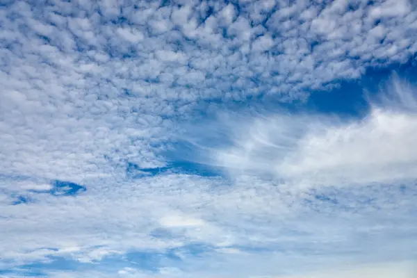 蓝天中的云彩作为自然的背景 — 图库照片