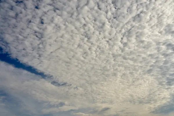 Mavi Gökyüzündeki Bulutlar Doğal Bir Arkaplan Olarak — Stok fotoğraf