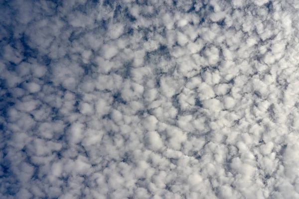 Chmury Błękitnym Niebie Jako Naturalne Tło — Zdjęcie stockowe