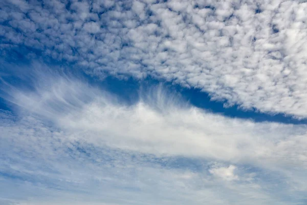 蓝天中的云彩作为自然的背景 — 图库照片