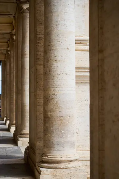 Roma, İtalya 'da arka plan olarak antik taş sütunlar