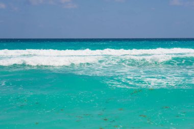Meksika 'daki Karayip sahillerinde köpüklü dalgalar