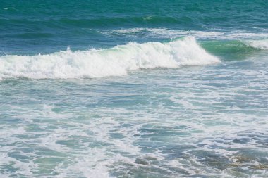 Meksika 'daki Karayip sahillerinde köpüklü dalgalar