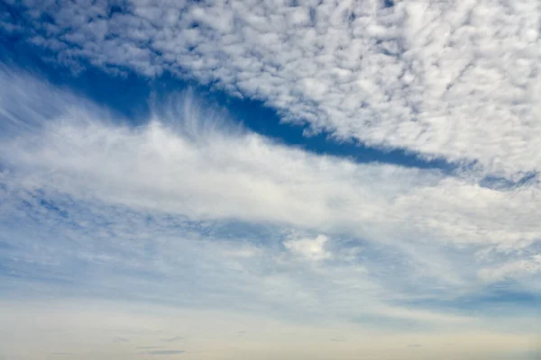 Σύννεφα Ένα Μπλε Ουρανό Φυσικό Υπόβαθρο — Φωτογραφία Αρχείου